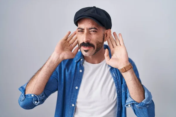 髭を生やしたヒスパニック系の男性が孤立した背景の上に耳のジェスチャーで両方の手を聞くしようとして立って ゴシップを好奇心 聴覚障害や聴覚障害 — ストック写真