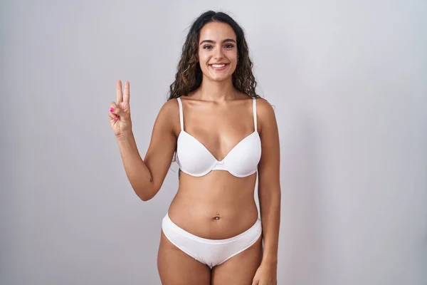 Mladá Hispánka Sobě Bílé Spodní Prádlo Ukazuje Ukazuje Prsty Číslo — Stock fotografie