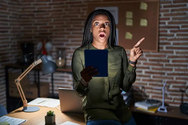 Young African American Braids Working Office Night Surprised Pointing Finger — Stock Photo, Image