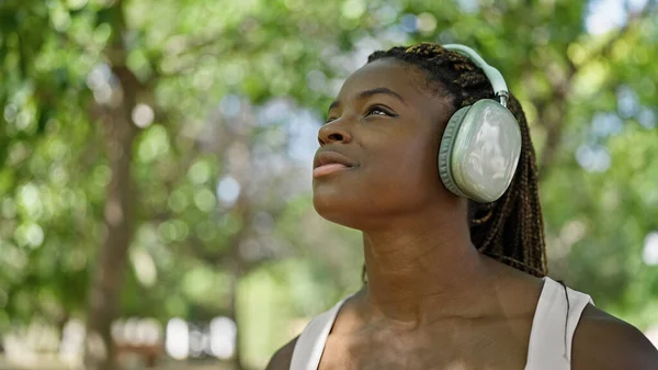 Afrikalı Amerikalı Kadın Parkta Gökyüzüne Bakarak Müzik Dinliyor — Stok fotoğraf