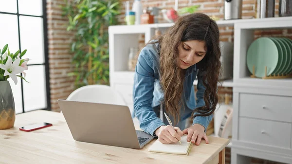 Jovem Bela Mulher Hispânica Usando Laptop Escrevendo Notas Sala Jantar — Fotografia de Stock