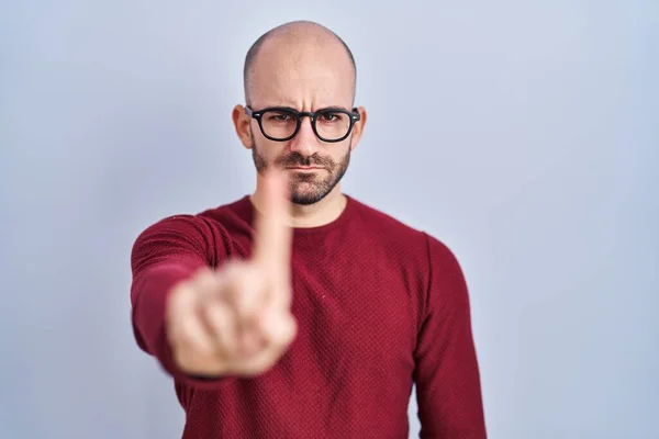 Jovem Careca Com Barba Sobre Fundo Branco Usando Óculos Apontando — Fotografia de Stock