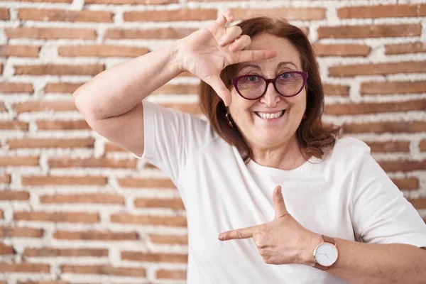 Mujer Mayor Con Gafas Pie Sobre Pared Ladrillos Sonriente Haciendo —  Fotos de Stock