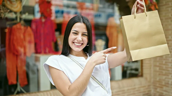 Joven Hermosa Mujer Hispana Sonriendo Yendo Compras Apuntando Bolsa Tienda — Foto de Stock