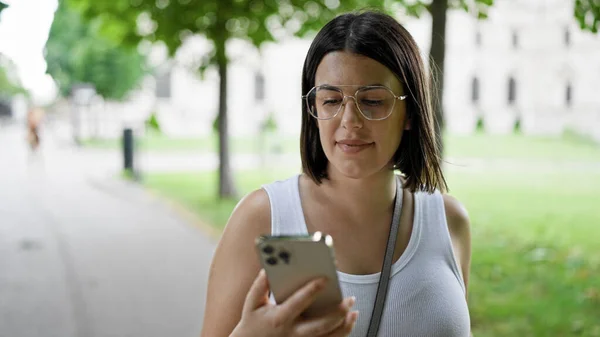 Joven Hermosa Mujer Hispana Sonriendo Feliz Usando Teléfono Inteligente Parque — Foto de Stock