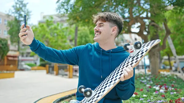Jeune Homme Hispanique Tenant Skate Faire Selfie Par Smartphone Parc — Photo