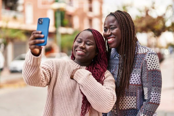 アフリカ系アメリカ人の女性の友人は自信を持って笑顔でビデオ通話をして — ストック写真