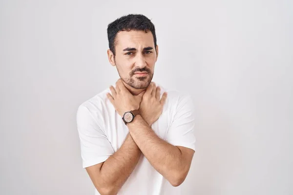 Handsome Hispanic Man Standing White Background Shouting Suffocate Because Painful — Stock Photo, Image