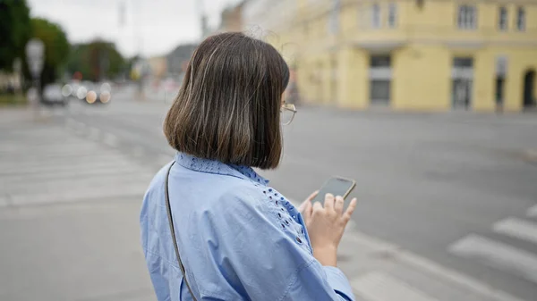 Joven Mujer Hispana Hermosa Usando Smartphone Las Calles Viena — Foto de Stock