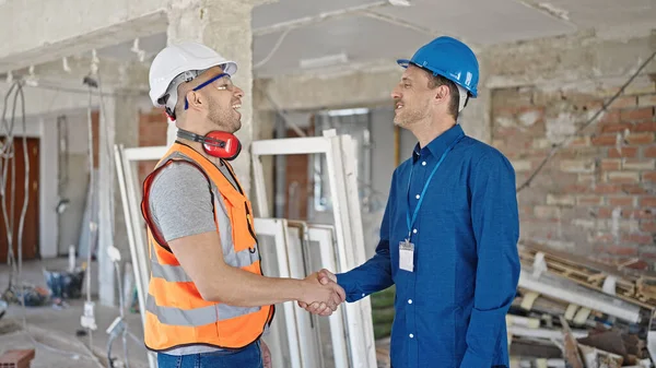 Two Men Builder Architect Shake Hands Speaking Construction Site — Stock Photo, Image