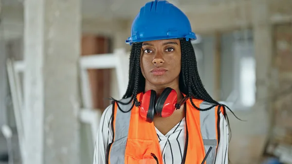 Africano Mulher Americana Construtor Com Expressão Relaxada Local Construção — Fotografia de Stock