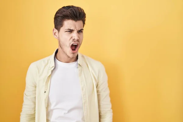 Young Hispanic Man Standing Yellow Background Angry Mad Screaming Frustrated — Photo