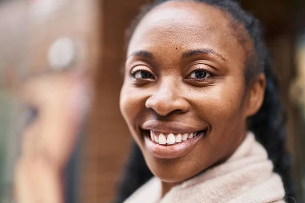 Mujer Afroamericana Sonriendo Confiada Pie Calle — Foto de Stock