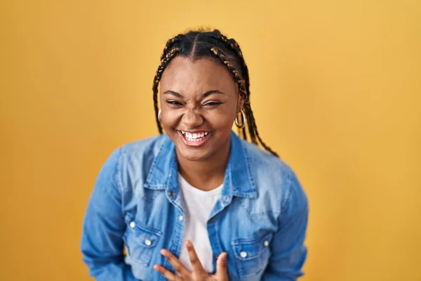 Sarı Arka Planda Dikilmiş Örgü Ören Afrikalı Amerikalı Kadın Gülümsüyor — Stok fotoğraf
