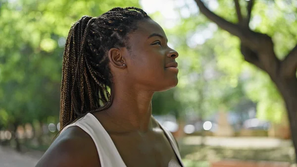 Afričanky Americká Žena Úsměvem Sebevědomě Hledí Nebe Parku — Stock fotografie
