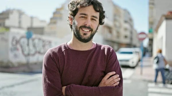 Mladý Hispánec Usmívá Sebevědomě Stojící Rukama Zkříženýma Ulici — Stock fotografie