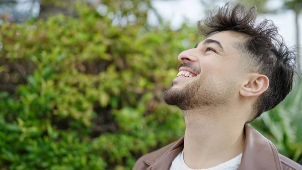 Νεαρός Άραβας Χαμογελάει Αυτοπεποίθηση Κοιτάζοντας Τον Ουρανό Στο Πάρκο — Φωτογραφία Αρχείου
