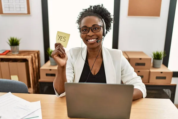 African American Woman Call Center Agent Smiling Confident Holding Yes — Stock Photo, Image