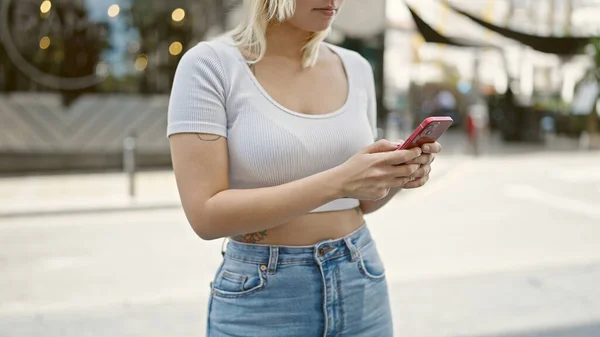 Jovem Bela Mulher Hispânica Usando Smartphone Com Expressão Séria Rua — Fotografia de Stock