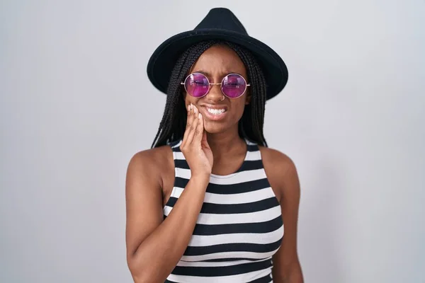 Молодой Африканский Американец Косичками Шляпе Солнцезащитных Очках Касается Рта Рукой — стоковое фото
