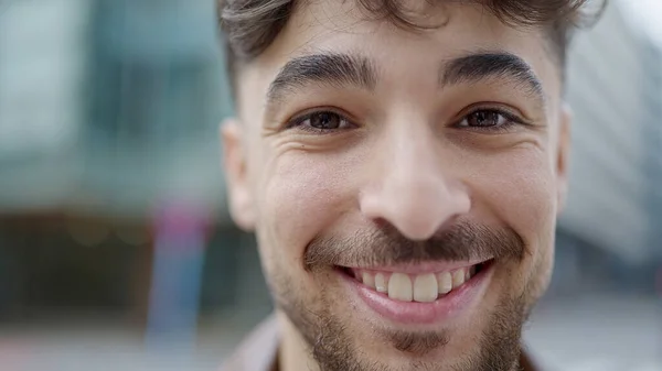 路上で自信を持って立って笑っている若いアラブ人男性 — ストック写真