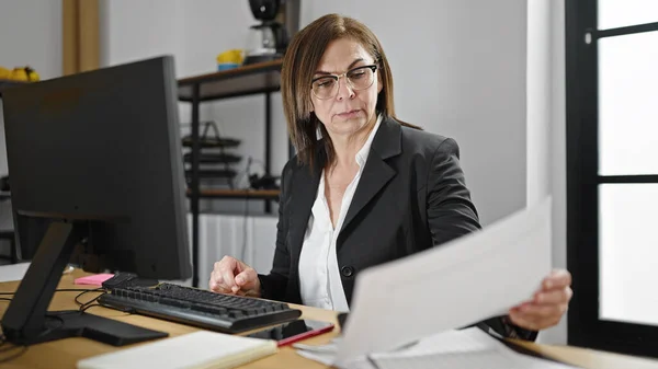 Middle Age Hispanic Woman Business Worker Reading Document Office — Zdjęcie stockowe