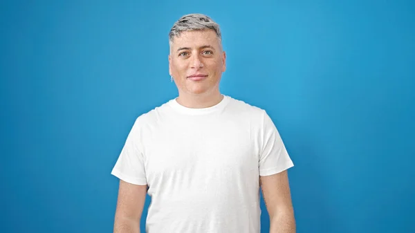 Ung Kaukasisk Man Står Med Allvarliga Uttryck Över Isolerad Blå — Stockfoto