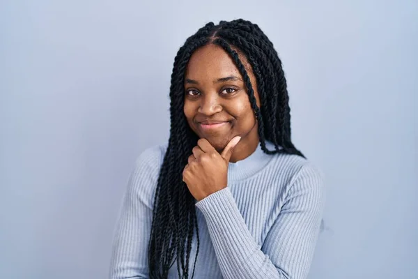 Afrikanische Amerikanerin Die Vor Blauem Hintergrund Steht Und Selbstbewusst Die — Stockfoto