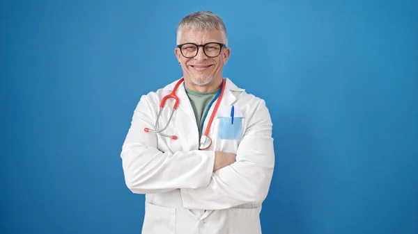 Grauhaariger Arzt Mittleren Alters Der Selbstbewusst Lächelnd Mit Verschränkten Armen — Stockfoto