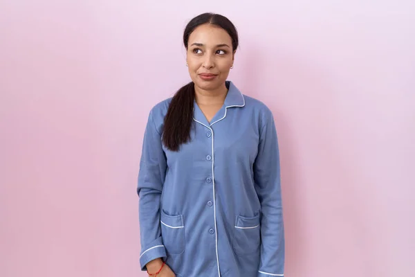 Jonge Arabische Vrouw Draagt Blauwe Pyjama Glimlachen Kijken Naar Zijkant — Stockfoto