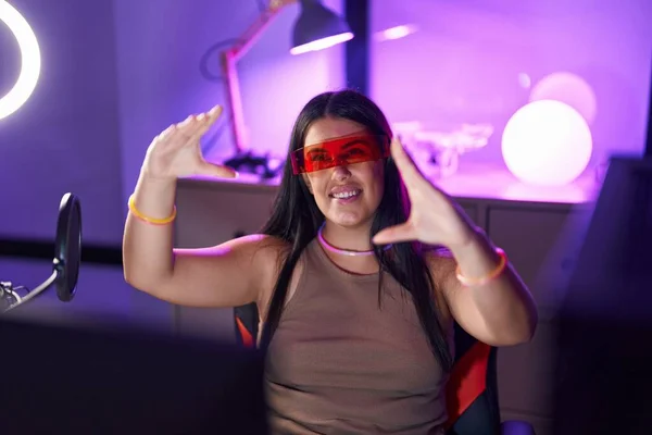 若い美しいパニック女性ストリーマーゲームルームで仮想現実のメガネを使用してビデオゲームをプレイ — ストック写真