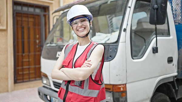 惊慌失措的女建筑工人微笑着 自信地站在街上 双手叉腰 手挽手 — 图库照片