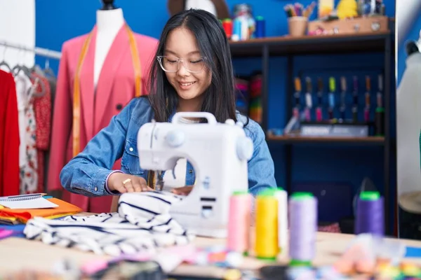 Молодая Китаянка Портной Уверенно Улыбается Используя Швейную Машинку Швейной Фабрике — стоковое фото