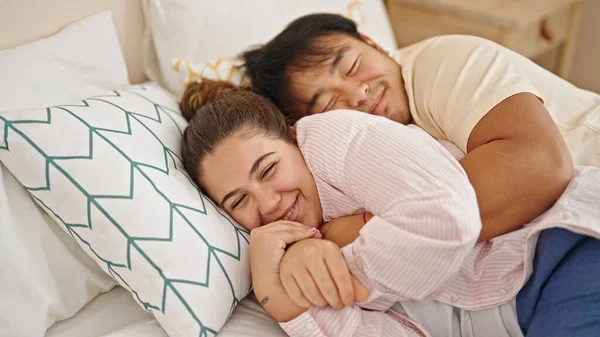 Άνδρες Και Γυναίκες Ξαπλωμένοι Στο Κρεβάτι Αγκαλιασμένοι Στην Κρεβατοκάμαρα — Φωτογραφία Αρχείου