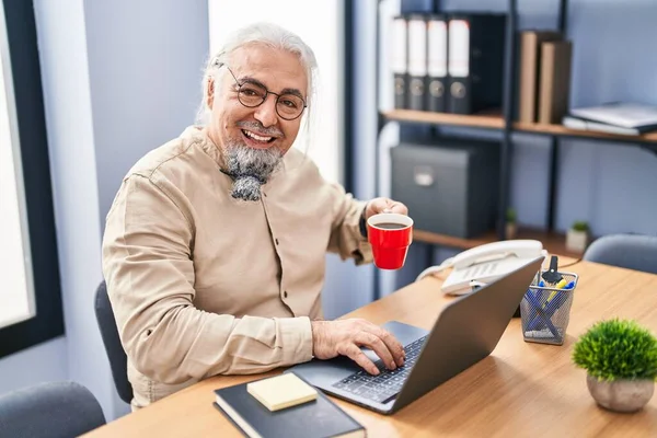 Homem Cabelos Grisalhos Meia Idade Trabalhador Negócios Usando Laptop Beber — Fotografia de Stock