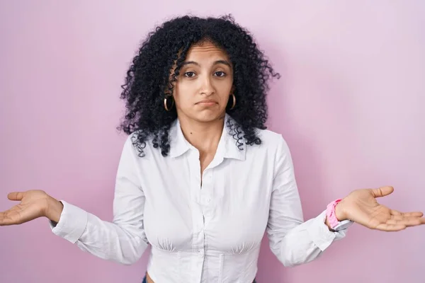 Hispanic Woman Curly Hair Standing Pink Background Clueless Confused Expression — Fotografia de Stock