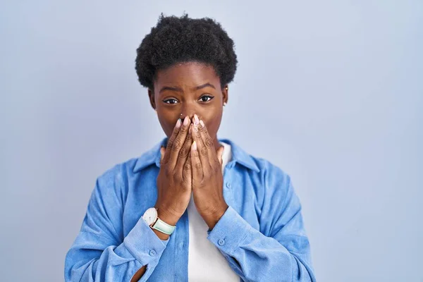 Mavi Arka Planda Dikilen Afrikalı Amerikalı Kadın Gülüyor Utanıyor Kıkır — Stok fotoğraf