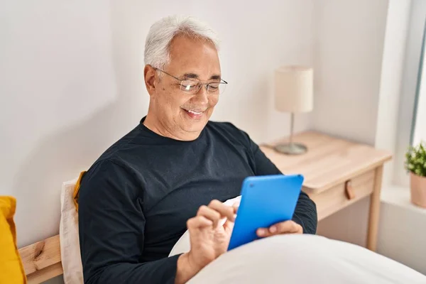 Hombre Mayor Usando Touchpad Sentado Cama Dormitorio —  Fotos de Stock