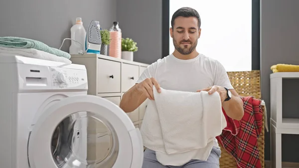 年轻的惊慌失措的男人在洗衣房自信地洗衣服 — 图库照片