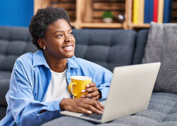 Afro Amerikalı Kadın Dizüstü Bilgisayar Kullanıyor Kahve Içiyor Evde Yerde — Stok fotoğraf