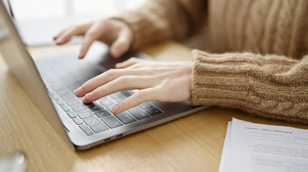 Jovem Bela Mulher Hispânica Usando Laptop Escritório — Fotografia de Stock