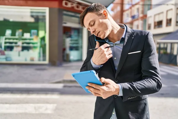 Young Man Business Worker Talking Smartphone Using Touchpad Street — Fotografia de Stock