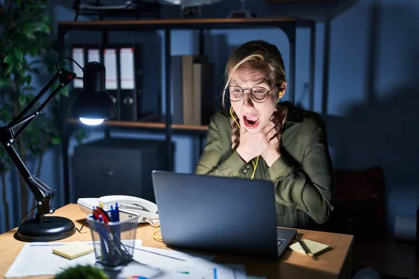 Mujer Rubia Joven Que Trabaja Oficina Por Noche Gritando Sofocar — Foto de Stock