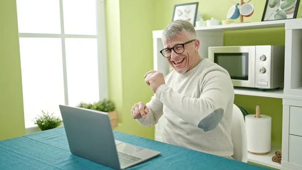 Homem Cabelos Grisalhos Meia Idade Usando Laptop Sentado Mesa Dançando — Fotografia de Stock