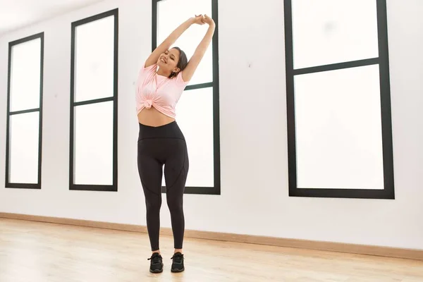 Young Beautiful Hispanic Woman Smiling Confident Stretching Sport Center — ストック写真
