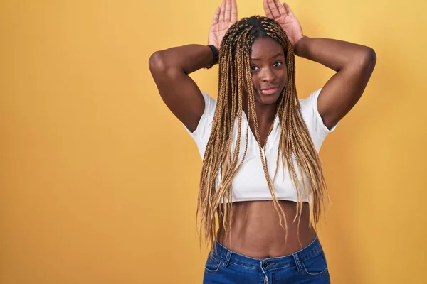 Afroamerikanerin Mit Geflochtenem Haar Steht Vor Gelbem Hintergrund Und Macht — Stockfoto