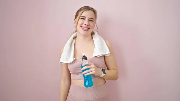 Молодая Блондинка Спортивной Одежде Держит Энергетический Напиток Изолированном Розовом Фоне — стоковое фото