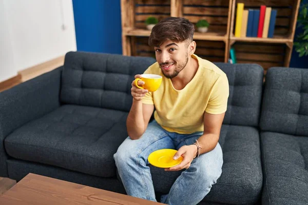 Hombre Árabe Joven Bebiendo Café Sentado Sofá Casa — Foto de Stock