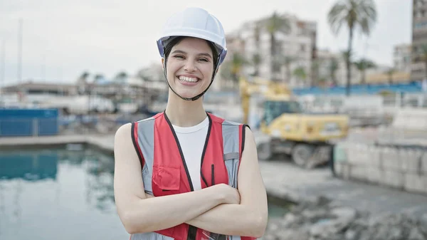 Junge Schöne Hispanische Bauarbeiterin Lächelt Zuversichtlich Stehend Mit Verschränkten Armen — Stockfoto