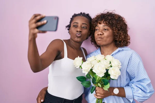 Zwei Afrikanische Frauen Machen Ein Selfie Foto Mit Blumen Die — Stockfoto